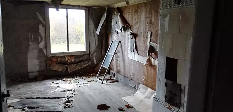 Why Selling a Distressed House Through Traditional Methods Fails in Kansas